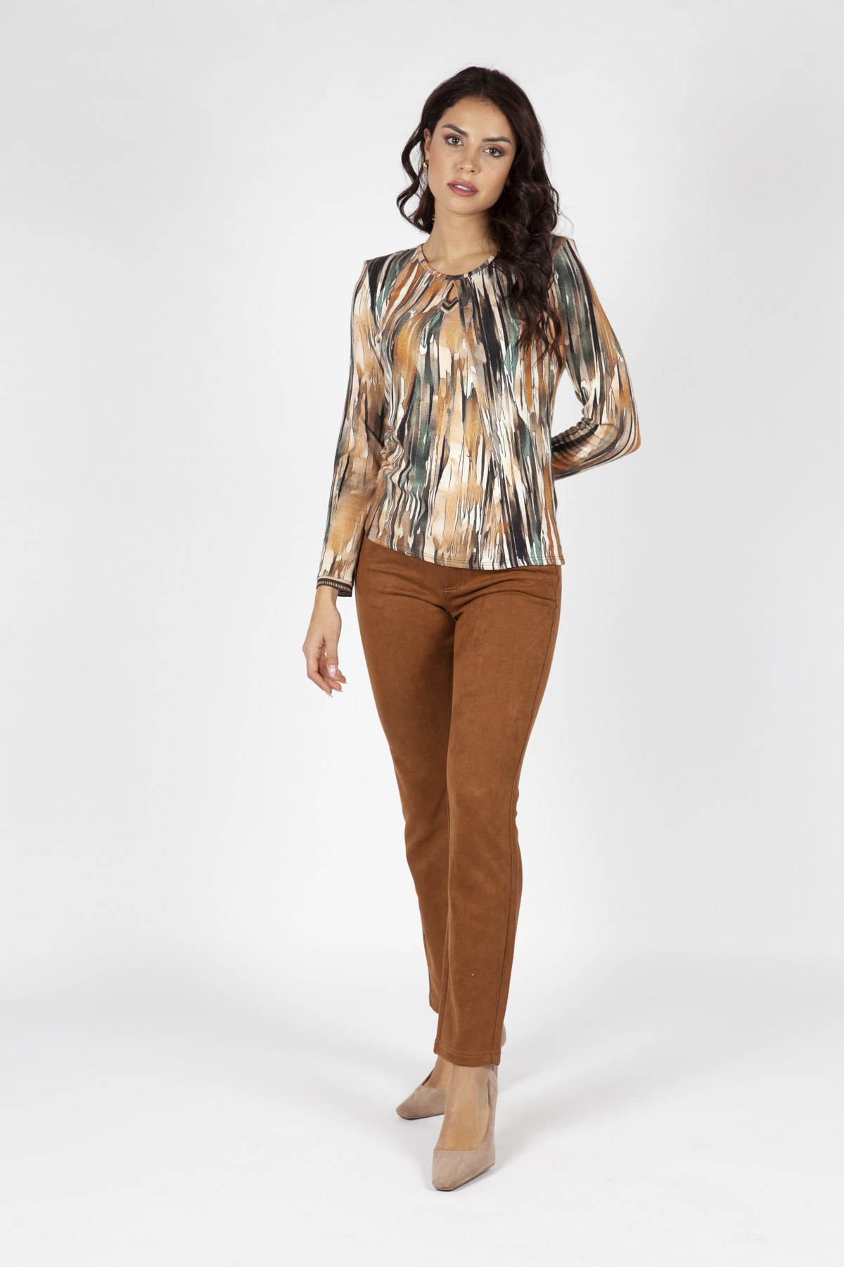 Blusa estampada y pantalón camel