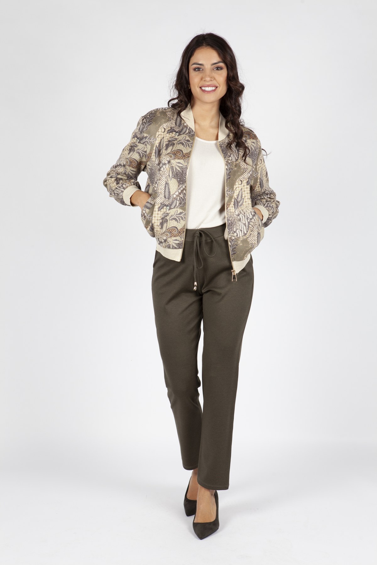 Bomber estampada en tonos beige y pantalón verde oliva