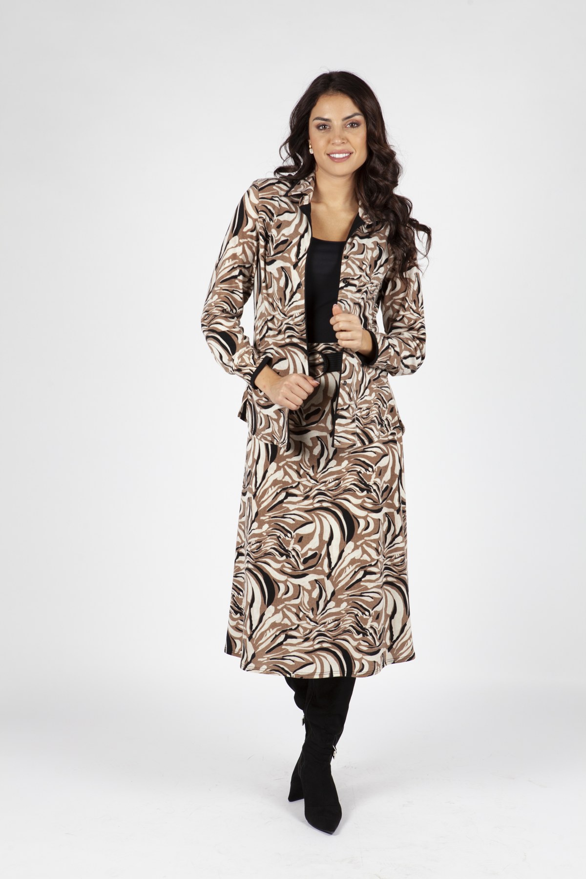 Conjunto de chaqueta y falda con estampado