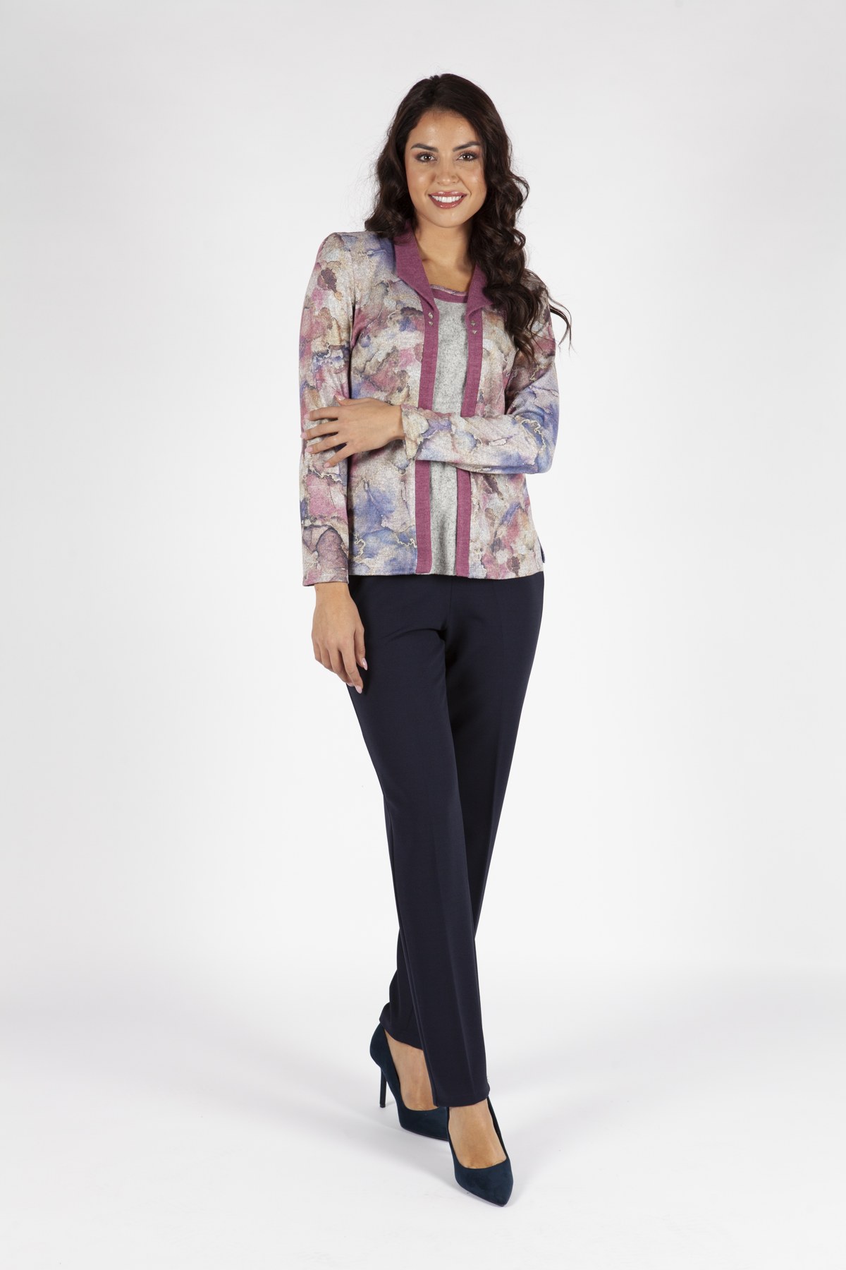 Chaqueta multicolor y pantalón azul marino